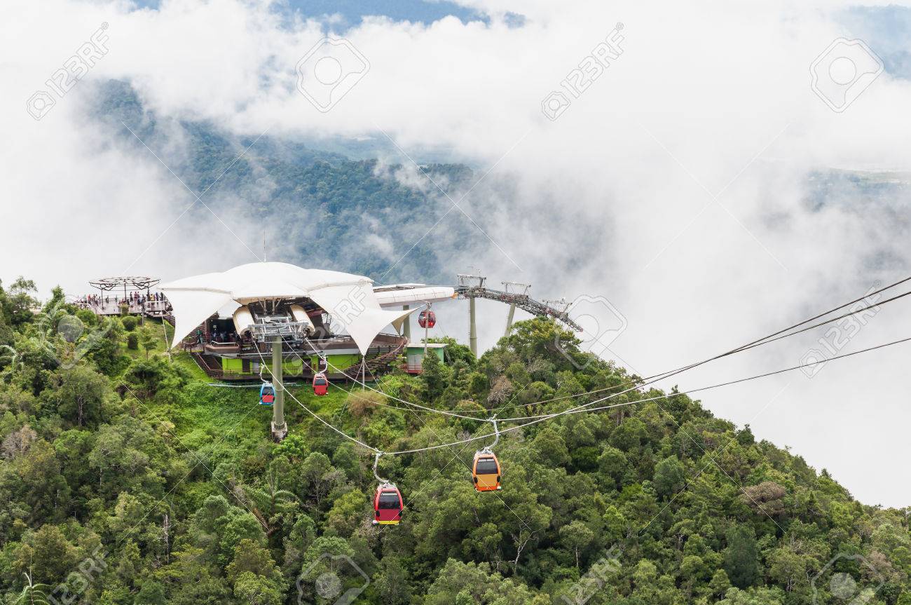 マレーシア ランカウイ島のビュー ポイントのランカウィ スカイ ブリッジのカラフルなケーブルカー の写真素材 画像素材 Image