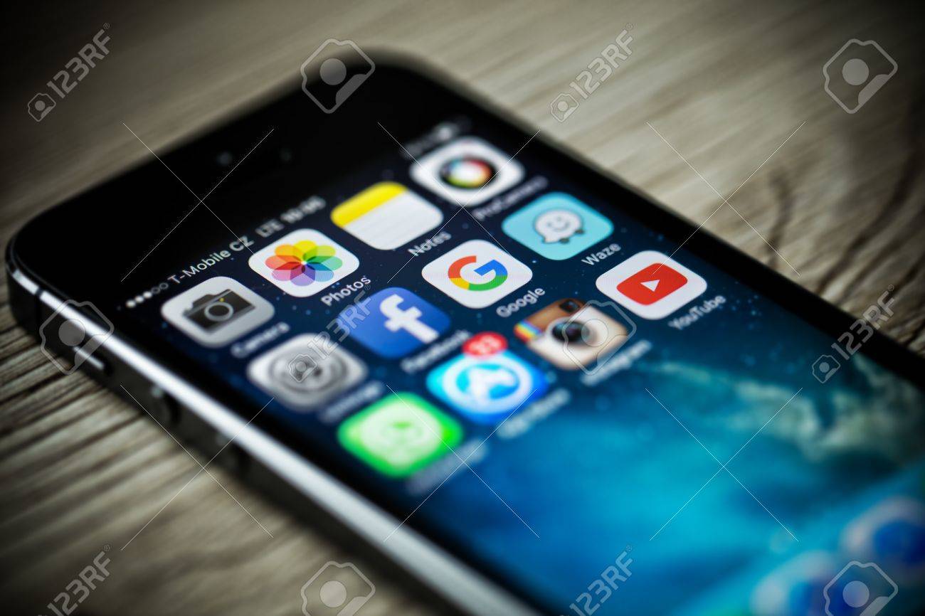 PRAGUE, CZECH REPUBLIC - NOVEMBER 17, 2015: A close-up photo of Apple iPhone 5s start screen with apps icons. Popular social media icons on smart phone screen. - 55990069 PRAGUE, CZECH REPUBLIC - NOVEMBER 17, 2015: A close-up photo of Apple iPhone 5s start screen with apps icons. Popular social media icons on smart phone screen. - 55990069