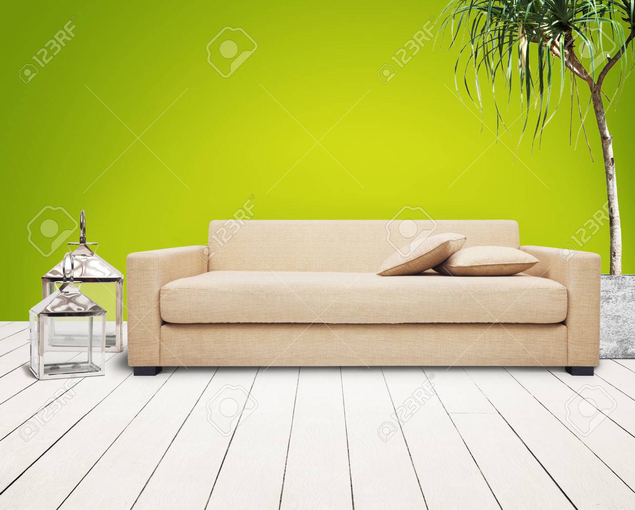 緑の壁の部屋で茶色のソファ の写真素材 画像素材 Image