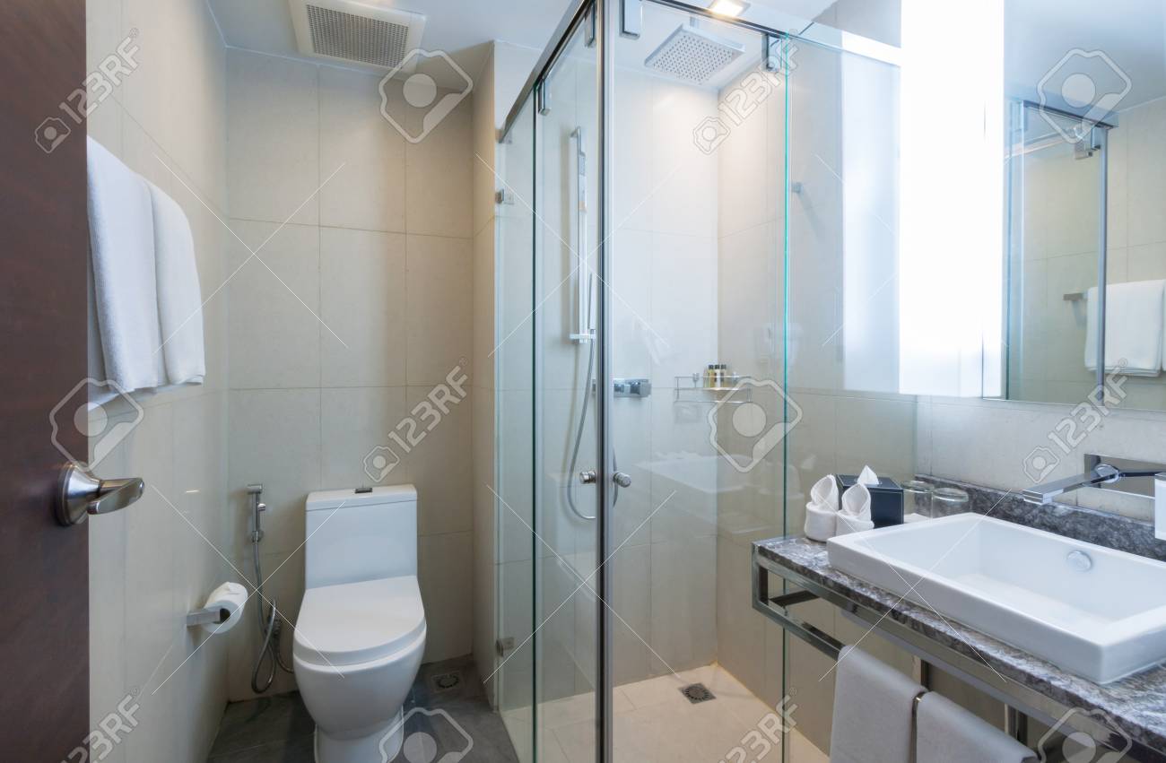 Aseo Y Cuarto De Baño Con Ducha De Lluvia. Fotos, Retratos, Imágenes ... Aseo Y Cuarto De Baño Con Ducha De Lluvia. Fotos, Retratos, Imágenes ...
