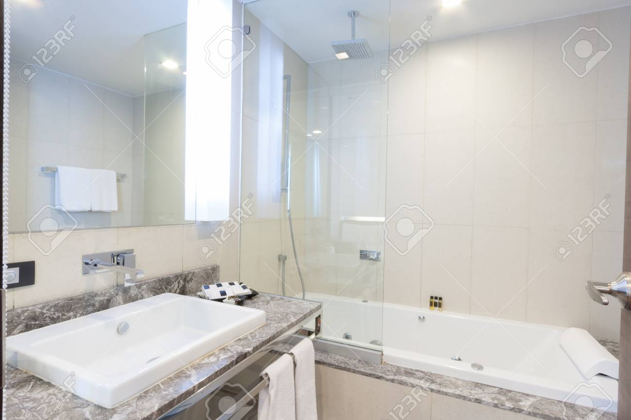 Aseo Y Cuarto De Baño Con Ducha De Lluvia. Fotos, Retratos, Imágenes ... Aseo Y Cuarto De Baño Con Ducha De Lluvia. Fotos, Retratos, Imágenes ...