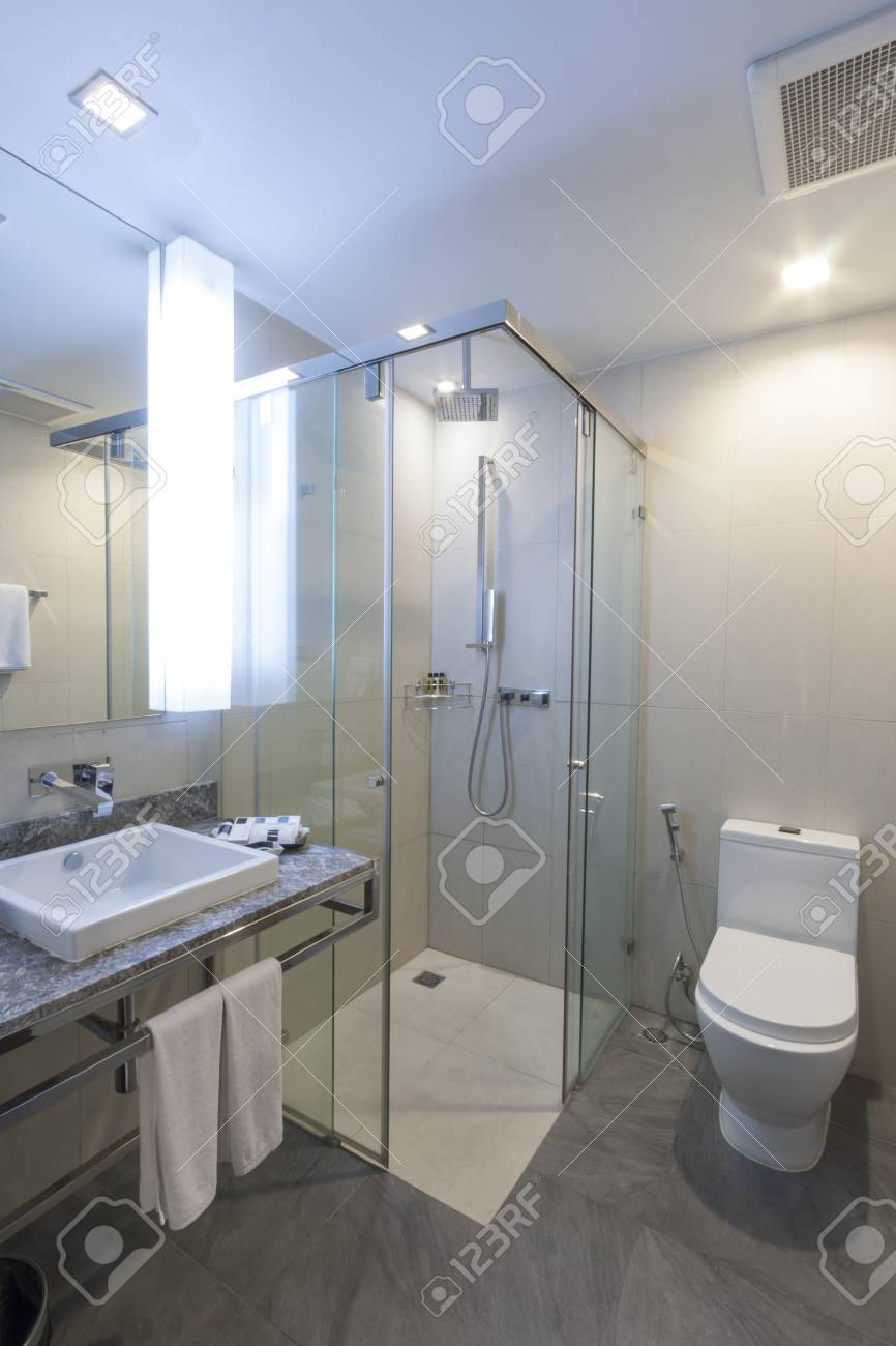 Aseo Y Cuarto De Baño Con Ducha De Lluvia. Fotos, Retratos, Imágenes ... Aseo Y Cuarto De Baño Con Ducha De Lluvia. Fotos, Retratos, Imágenes ...
