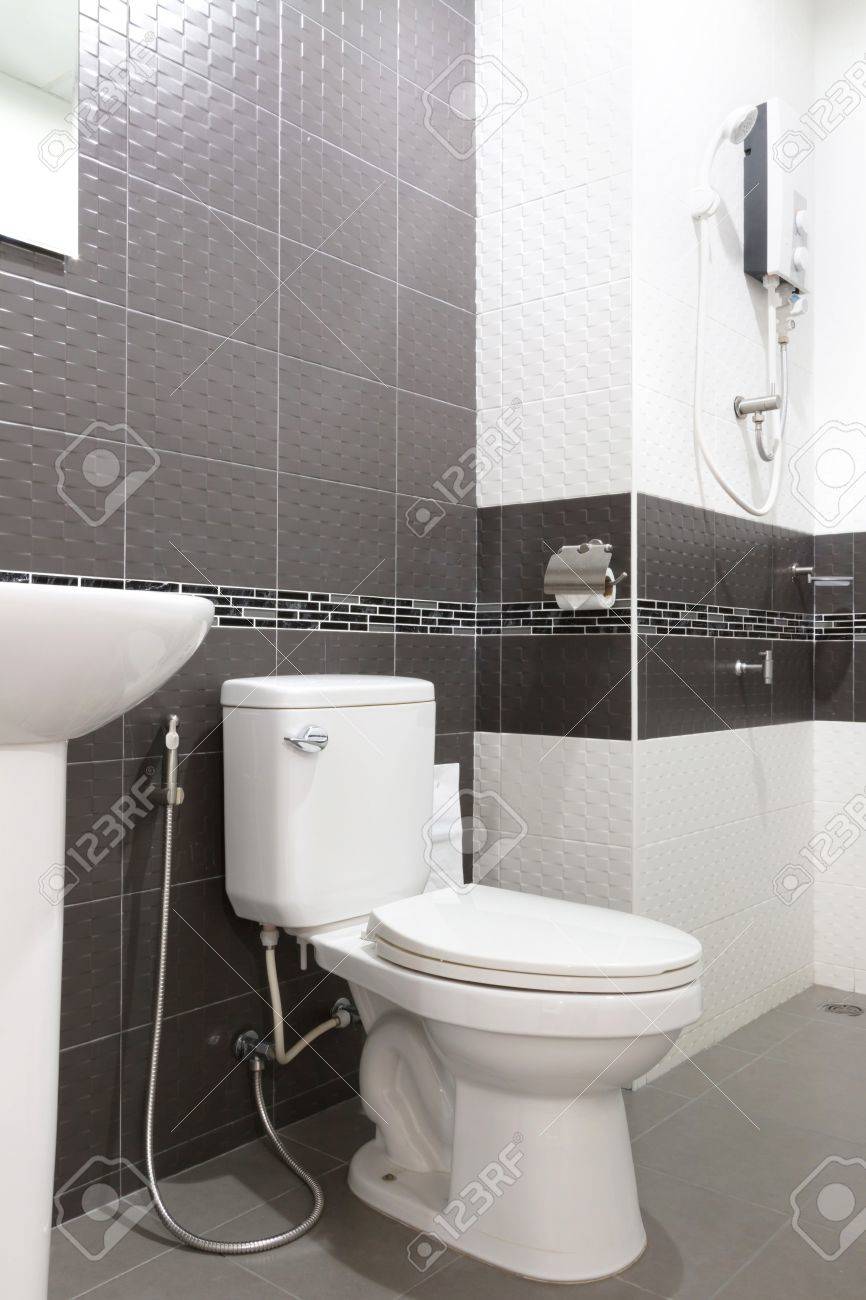 Cuarto De Baño En Estilo Simple Y Precio Económico. Fotos, Retratos ... Cuarto De Baño En Estilo Simple Y Precio Económico. Fotos, Retratos ...