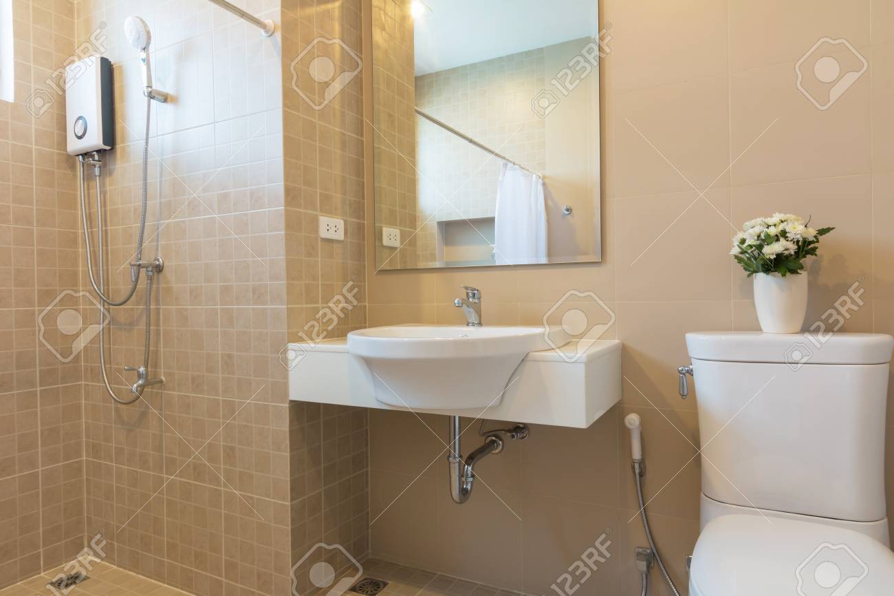 Aseo Y Cuarto De Baño En Un Estilo Sencillo. Fotos, Retratos ... Aseo Y Cuarto De Baño En Un Estilo Sencillo. Fotos, Retratos ...