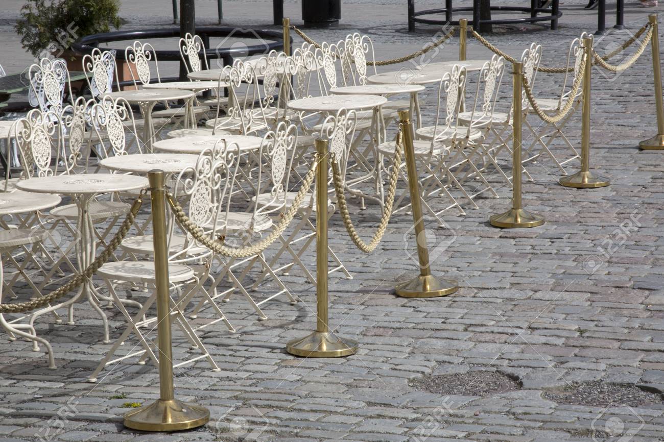 Café Tisch Und Stühle, Garten Königs, Stockholm, Schweden Café Tisch Und Stühle, Garten Königs, Stockholm, Schweden