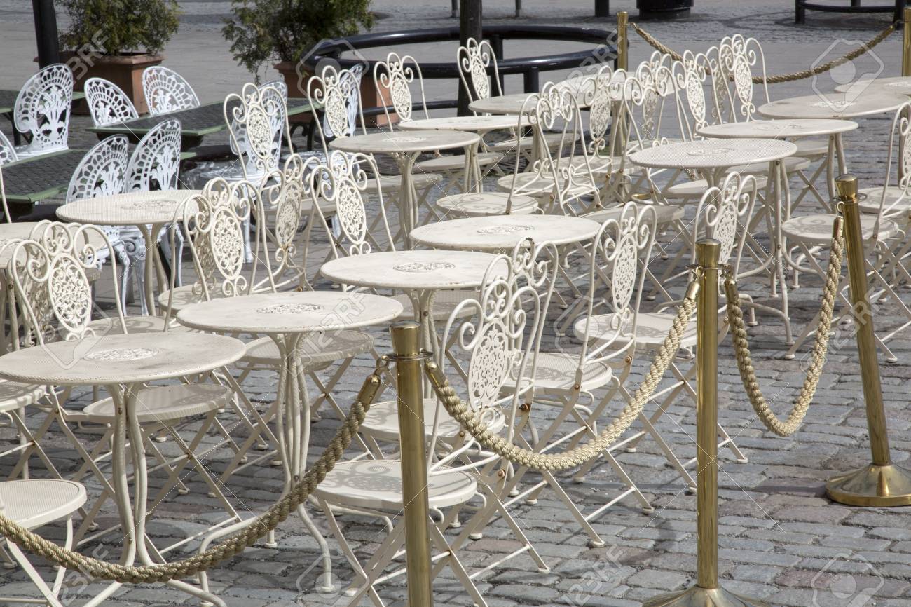 Café Tisch Und Stühle, Garten Königs, Stockholm, Schweden Café Tisch Und Stühle, Garten Königs, Stockholm, Schweden