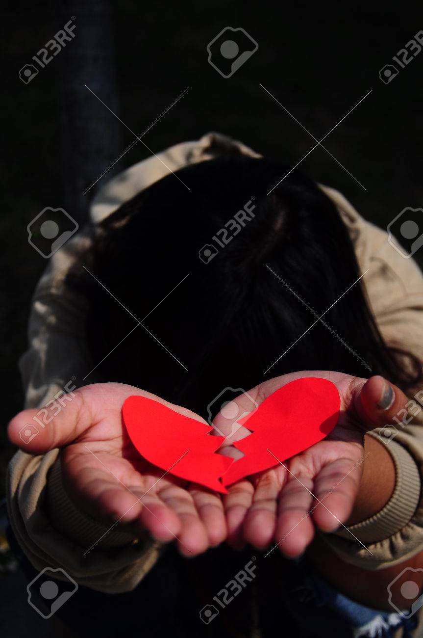 Femme Mains Donnant Le Coeur Brise Rouge Banque D Images Et Photos Libres De Droits Image