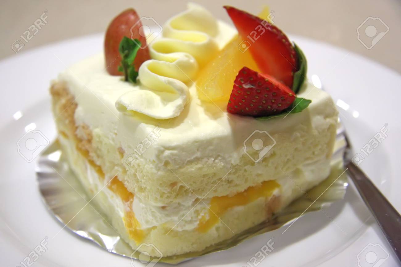 果物やアイシングとクリームのシフォン ケーキ の写真素材 画像素材 Image