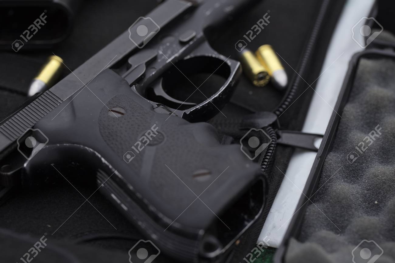 テーブルの上の銃の収納ボックスに 9 Mm 拳銃 の写真素材 画像素材 Image テーブルの上の銃の収納ボックスに 9 Mm 拳銃 の写真素材 画像素材 Image