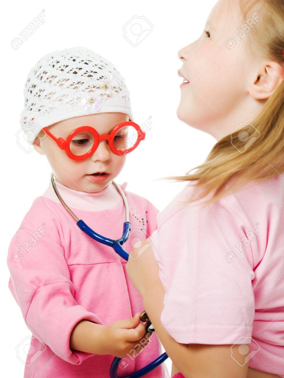 Frohlich Spielenden Kindern Als Arzt Und Patient Auf Einem Weissen Hintergrund Lizenzfreie Fotos Bilder Und Stock Fotografie Image 14614340
