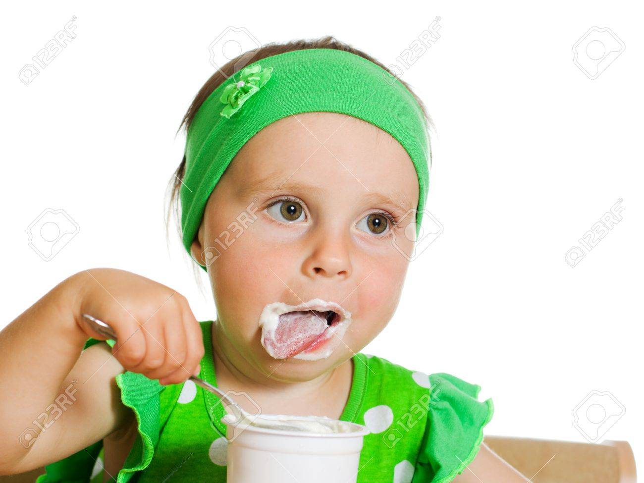 Fille Mange Avec Un Produit Laitier Cuillere Sur Un Fond Blanc Banque D Images Et Photos Libres De Droits Image Fille Mange Avec Un Produit Laitier Cuillere Sur Un Fond Blanc Banque D Images Et Photos Libres De Droits Image