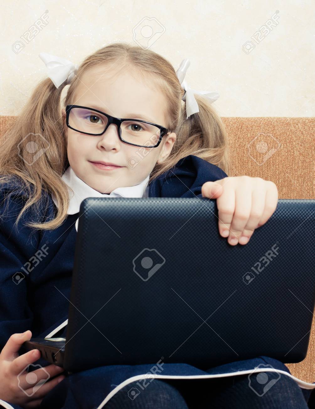 ノート パソコンでメガネのかわいい女子高生 の写真素材 画像素材 Image ノート パソコンでメガネのかわいい女子高生 の写真素材 画像素材 Image