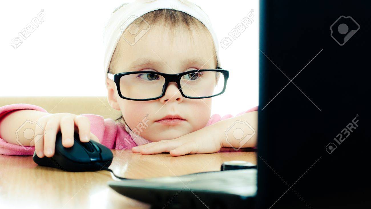 白い背景にノート パソコンに探している眼鏡のかわいい赤ちゃん の写真素材 画像素材 Image