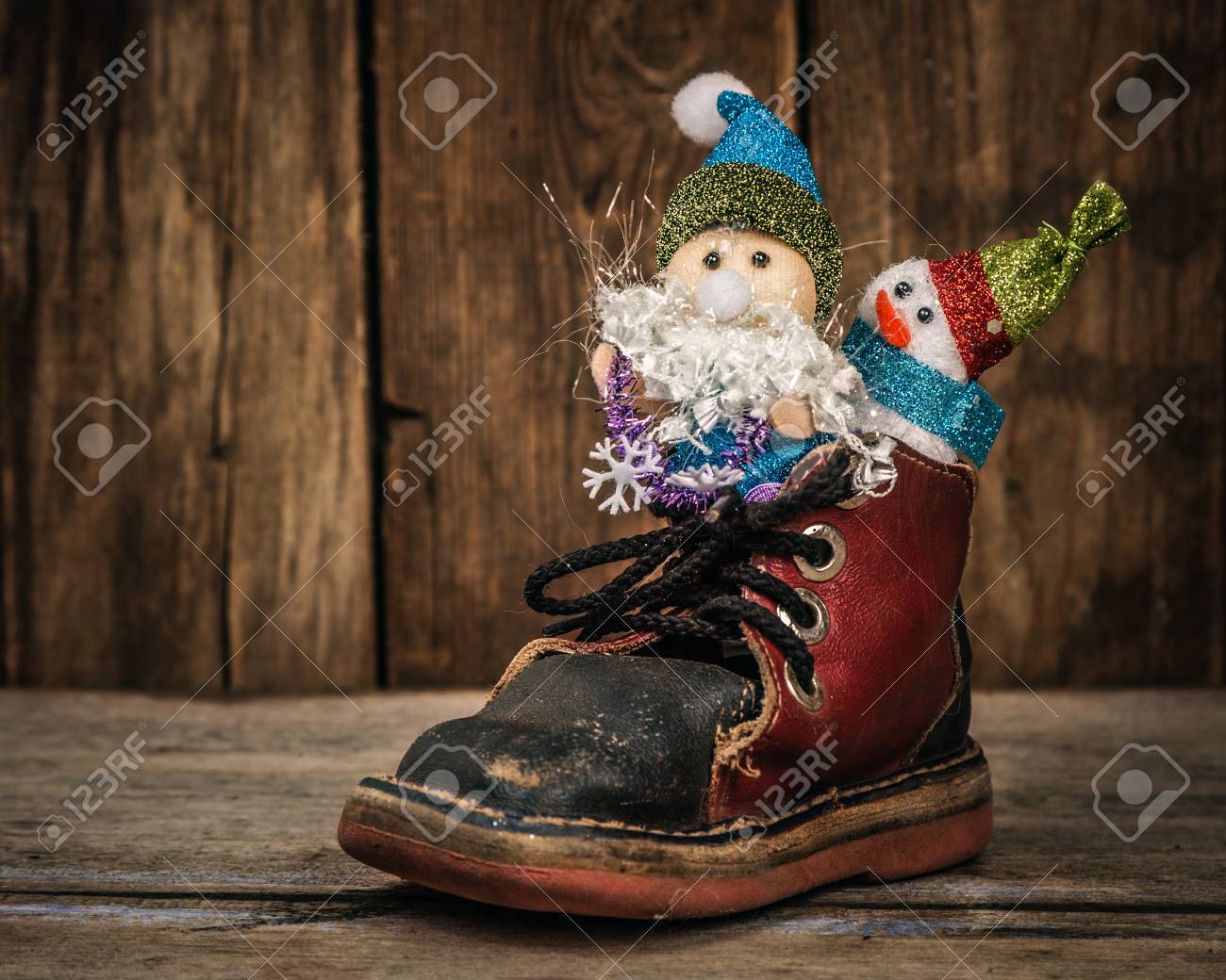 サンタと雪だるまの古い靴をロールします の写真素材 画像素材 Image