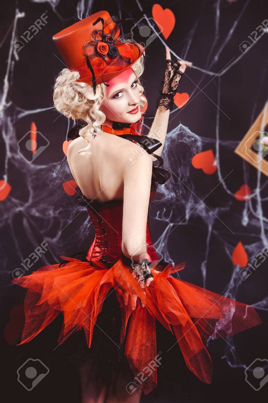 Reina De Corazones Entró En El Mundo Real. Sesión De Fotos En El Estilo Del Juego De Cartas. Inusual, Maquillaje Creativo, Hermoso Vestido, Divertido. Peinado De época. Estudio De Fotografía, Tonificación De Reina De Corazones Entró En El Mundo Real. Sesión De Fotos En El Estilo Del Juego De Cartas. Inusual, Maquillaje Creativo, Hermoso Vestido, Divertido. Peinado De época. Estudio De Fotografía, Tonificación De