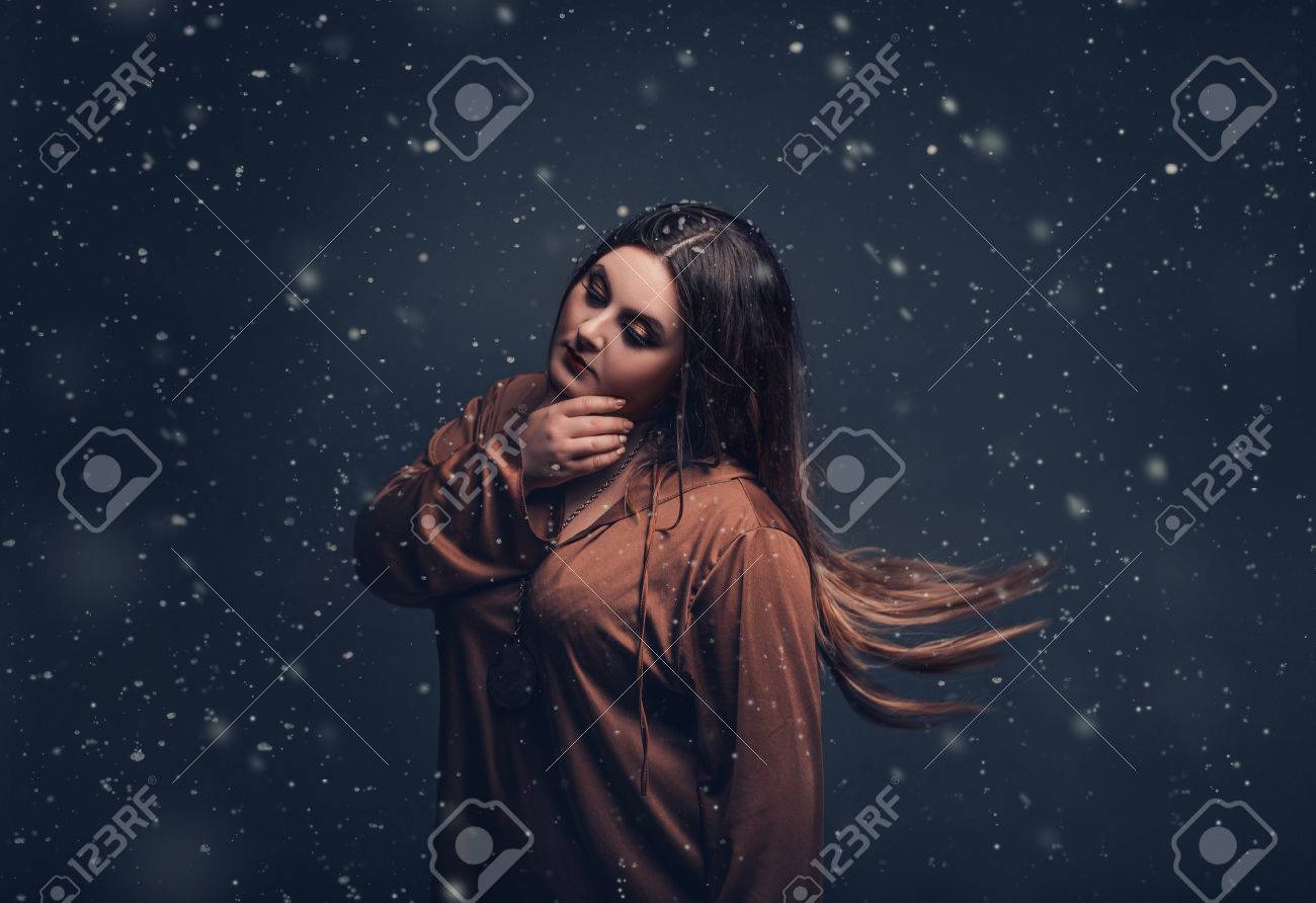 女の子使用人は夜を彷徨います 風は 彼女の髪をフリルします 創造的な色 の写真素材 画像素材 Image