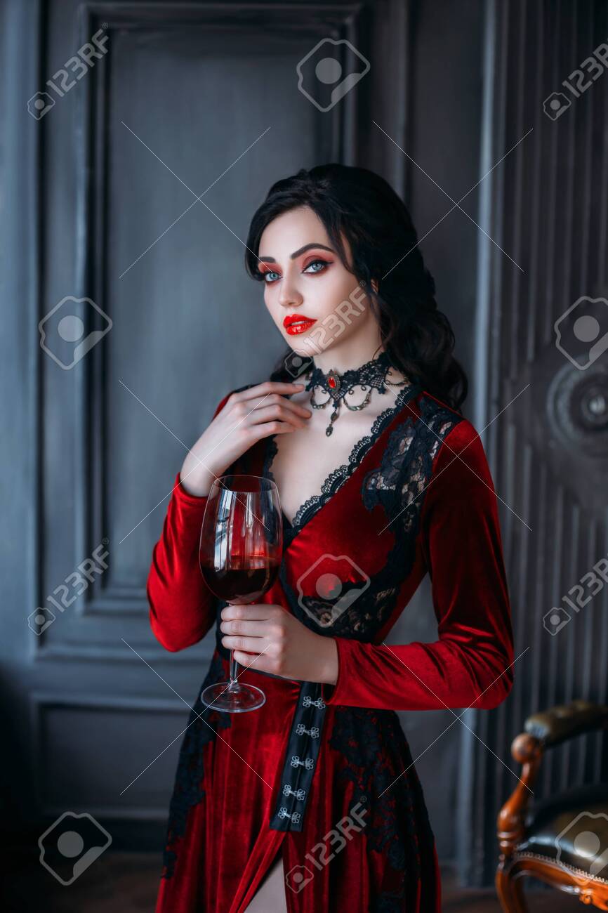 Escéptico Alabama Ordenado Vampiro De Mujer Joven Hermosa En Castillo Oscuro Medieval. Vestido De Noche Gótico Rojo. Pelo Ondulado Negro. Habitación Vintage De Fondo. Una Niña Con Una Copa De Vino Ensangrentado En Sus Manos. Escéptico Alabama Ordenado Vampiro De Mujer Joven Hermosa En Castillo Oscuro Medieval. Vestido De Noche Gótico Rojo. Pelo Ondulado Negro. Habitación Vintage De Fondo. Una Niña Con Una Copa De Vino Ensangrentado En Sus Manos.