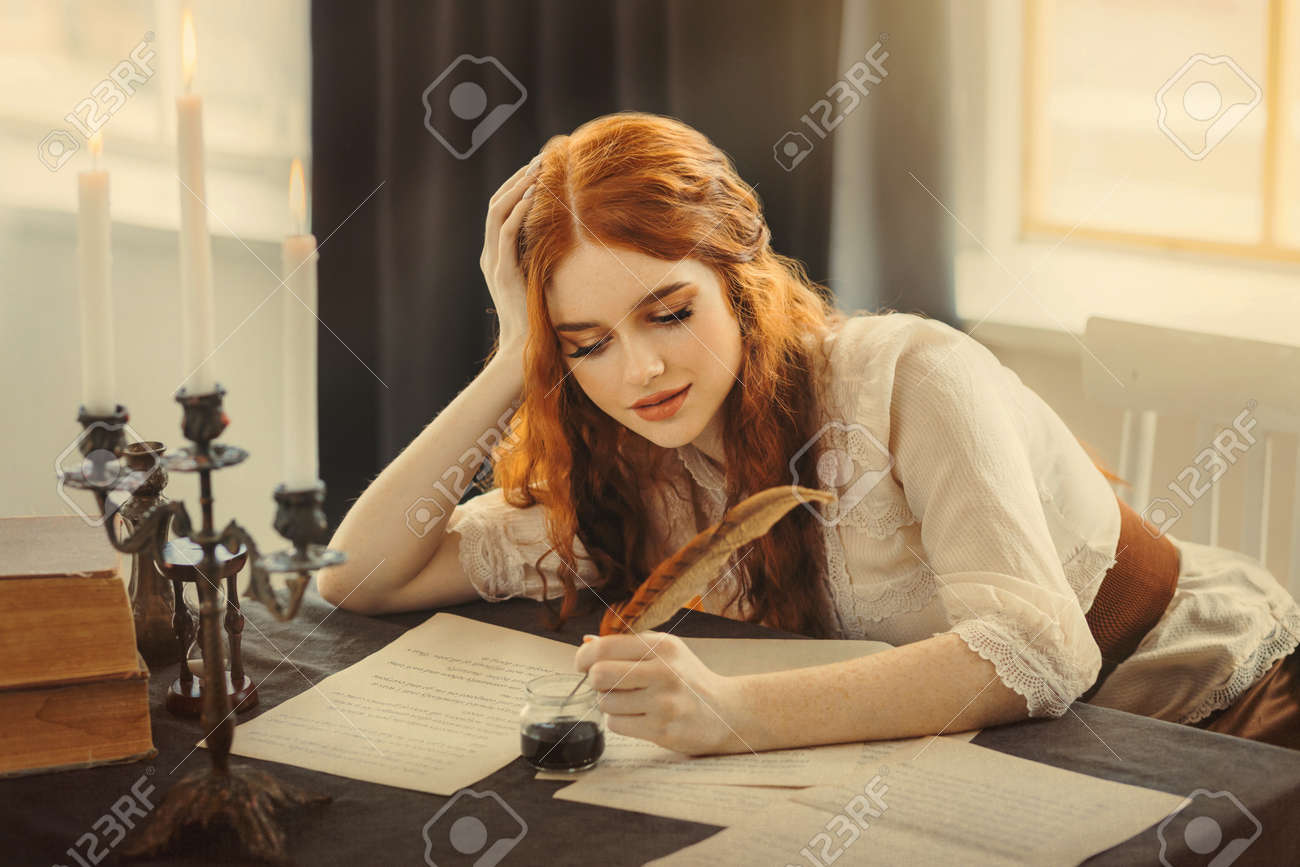 Escritor mulher de cabelos vermelhos medieval segura pena pena pena pena nas mãos, senta-se à mesa escreve carta em papel folha. vestido vintage antigo castiçal sala antiga, livros velhos. menina estudante sorrindo estudando - 185634179 Escritor mulher de cabelos vermelhos medieval segura pena pena pena pena nas mãos, senta-se à mesa escreve carta em papel folha. vestido vintage antigo castiçal sala antiga, livros velhos. menina estudante sorrindo estudando - 185634179