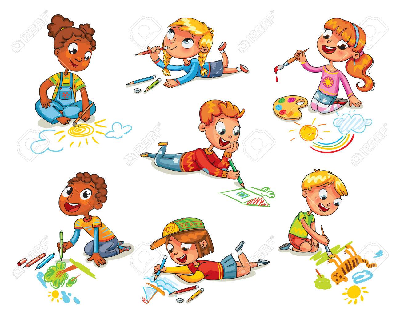 Les Petits Enfants De Dessiner Des Images Crayons Et Peintures Pose