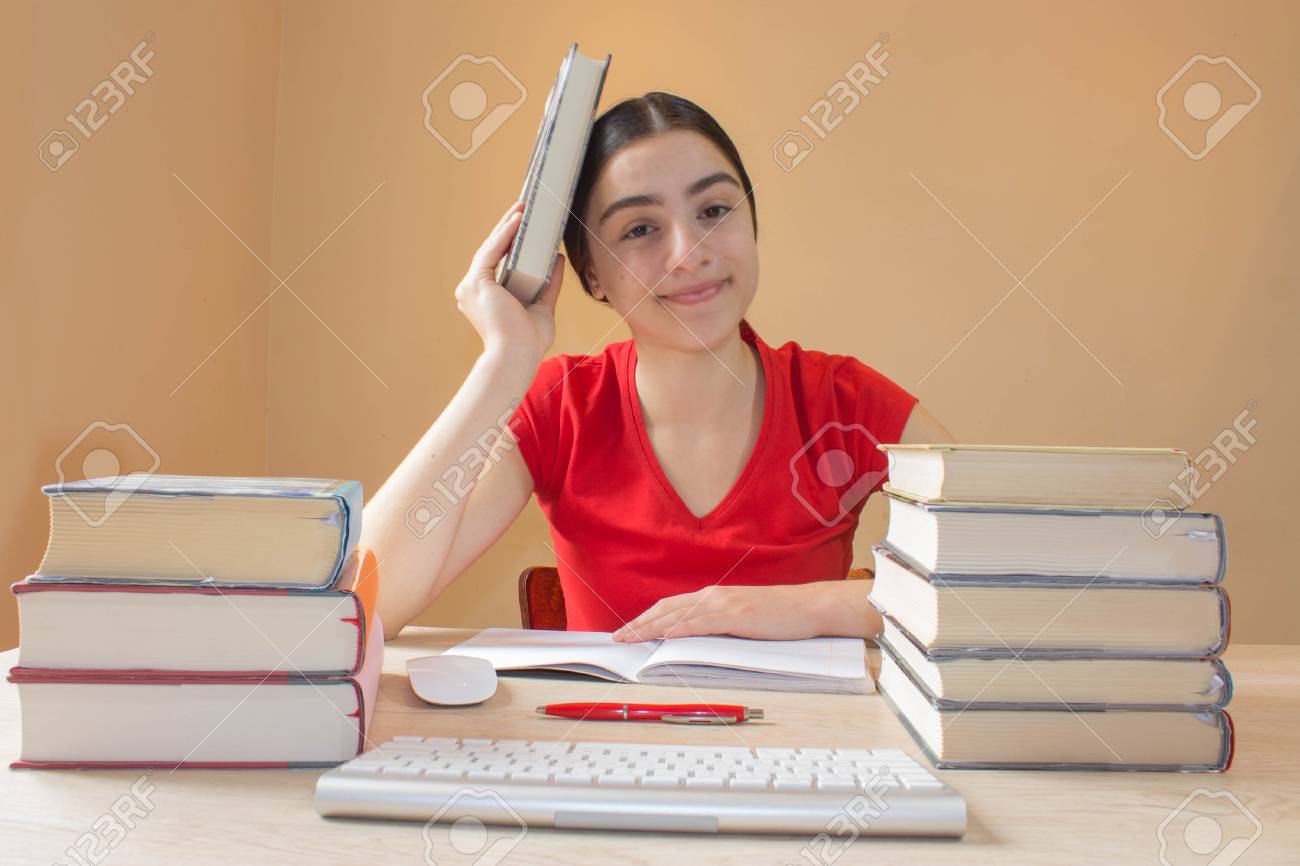 かわいい女の子高校生勉強とノートに書の肖像画 の写真素材 画像素材 Image