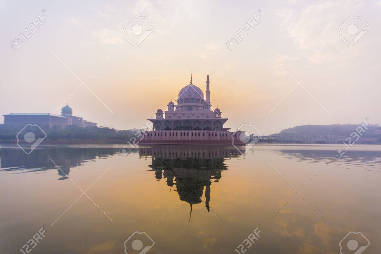 プトラ モスク プトラジャヤ マレーシアでヘイズ天気の日の出 の写真素材 画像素材 Image
