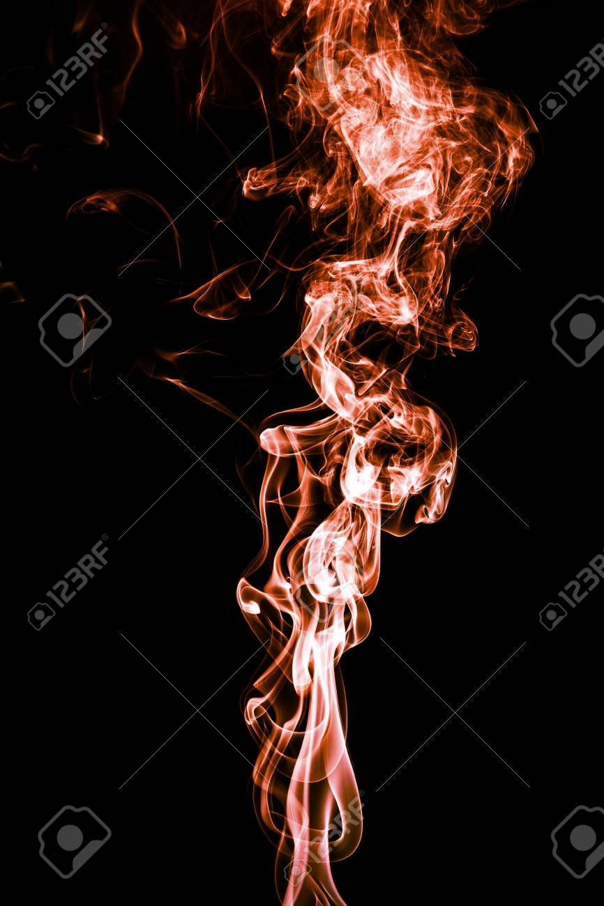 抽象的な色の黒の背景 オレンジ色の煙背景 オレンジ インクの背景 オレンジ煙 オレンジ煙抽象的な壁紙や背景 火と煙黒に分離された上の煙 美しい背景 の写真素材 画像素材 Image