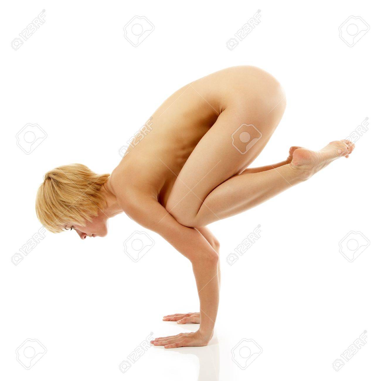 Erotic Yoga Mit Nackter Brünetten Auf Dem Boden. Erotic Yoga Mit Nackter Brünetten Auf Dem Boden.