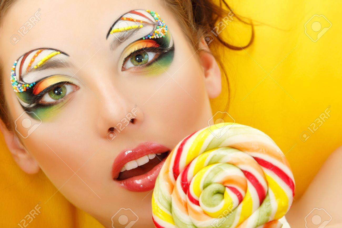 女性美しいメイクアップとキャンディを舐める の写真素材 画像素材 Image