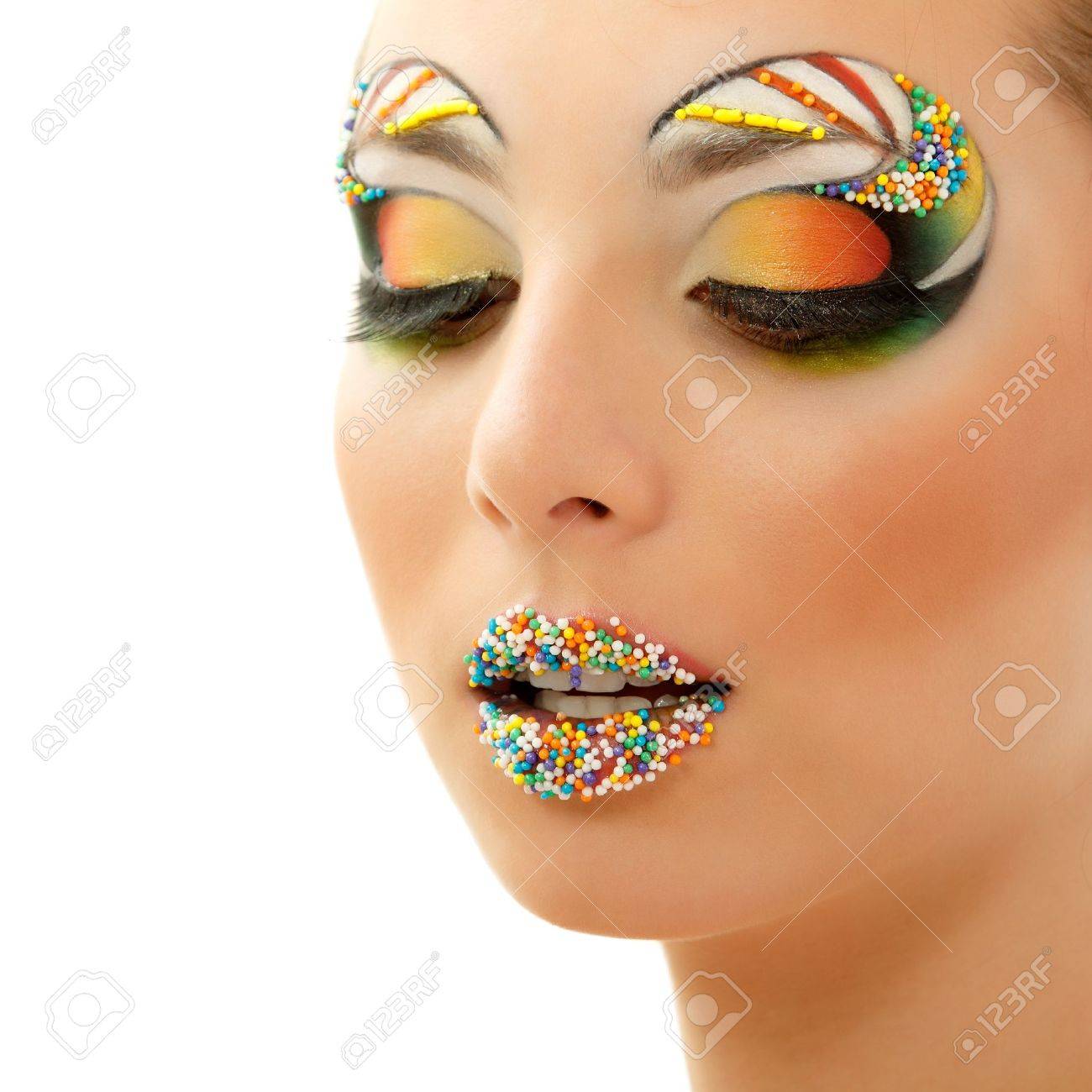 美しいキャンディ メイク白い背景で隔離の魅力的な女性のスタジオ美ポートレート の写真素材 画像素材 Image