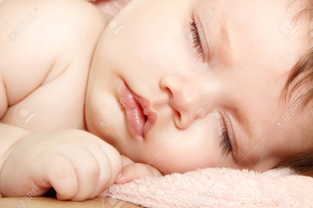 Lindo Bebe Recien Nacido Duerme Nino Bonito Del Primer De La Cara