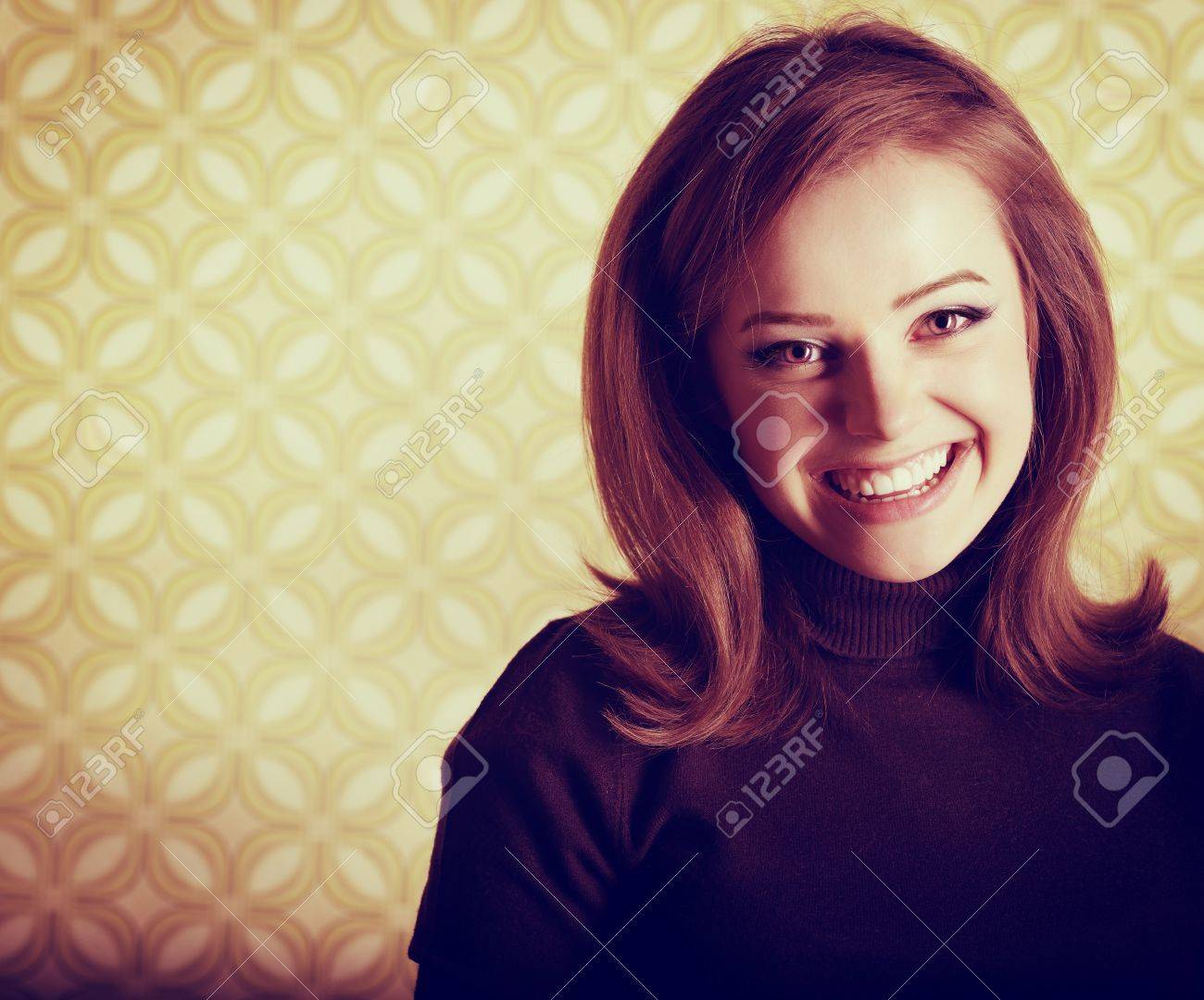 トーンのレトロ様式 60 70 年代ビンテージ壁紙の部屋で若い笑顔恍惚とした女性の芸術の肖像画 の写真素材 画像素材 Image