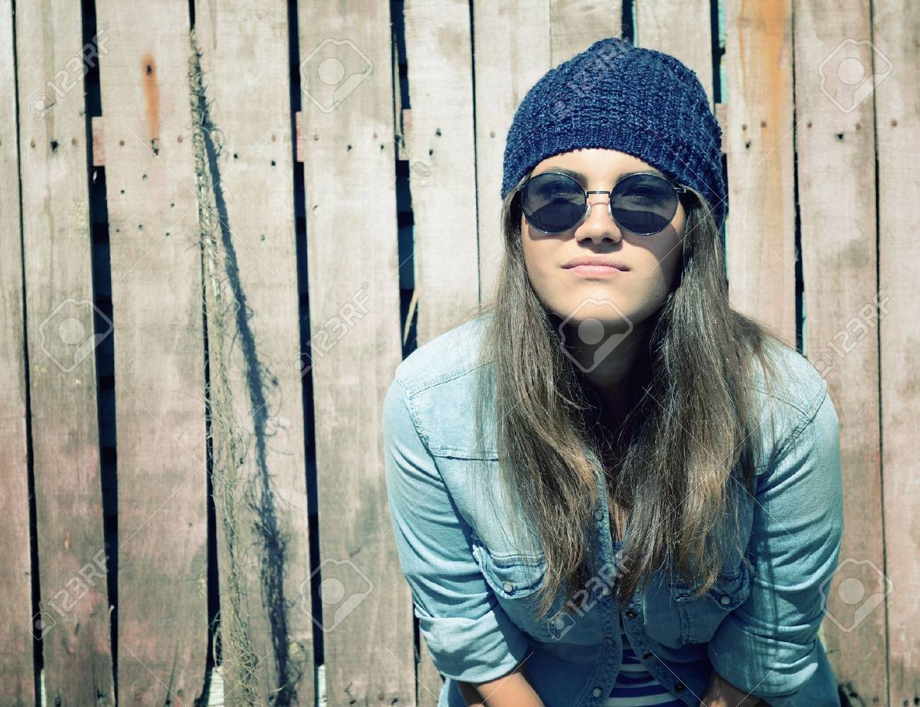 Belle Fille Cool Dans Le Chapeau Et Des Lunettes De Soleil Contre ...