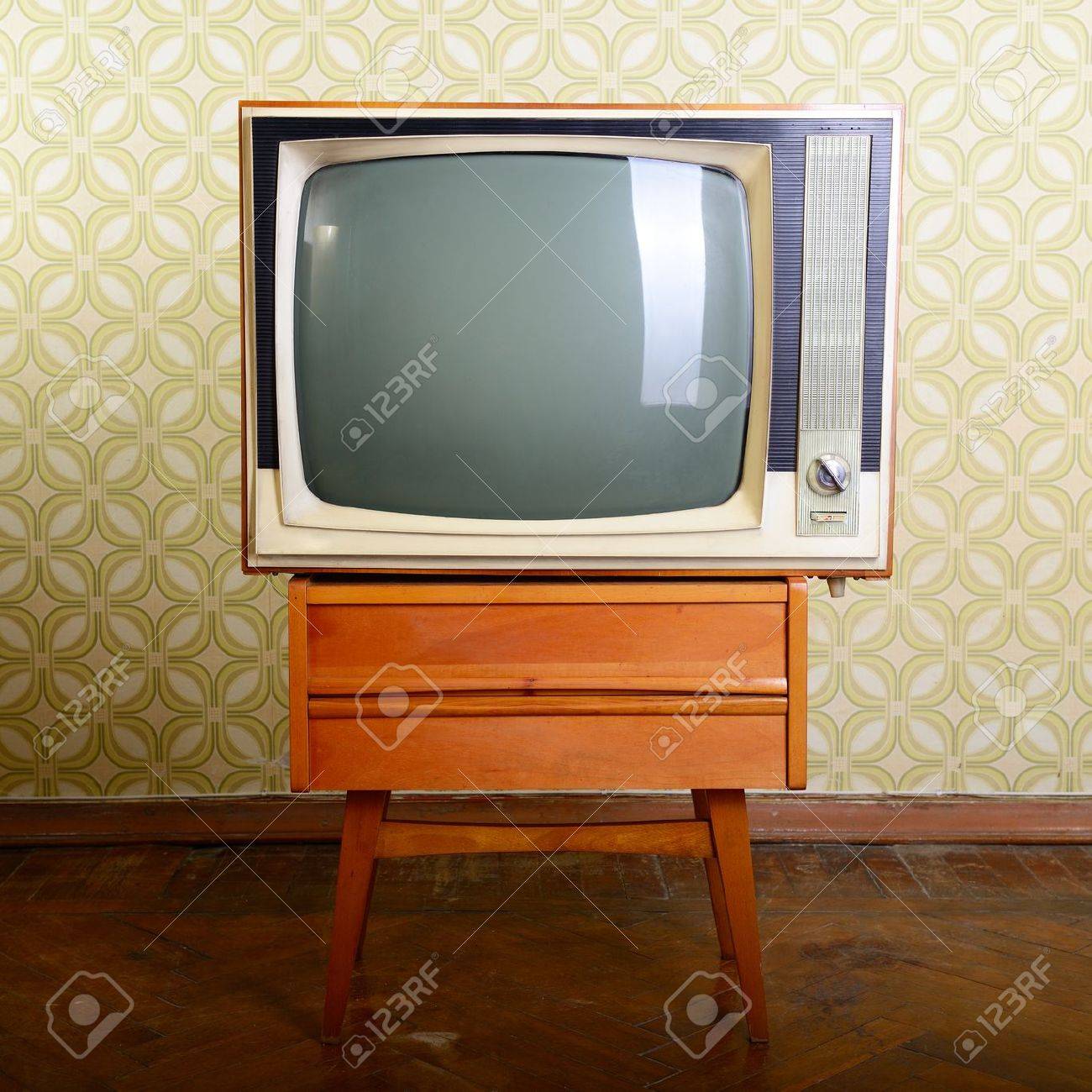 ビンテージ Wallper と寄木細工の床の客室に木製のケースとレトロなテレビ の写真素材 画像素材 Image 2797