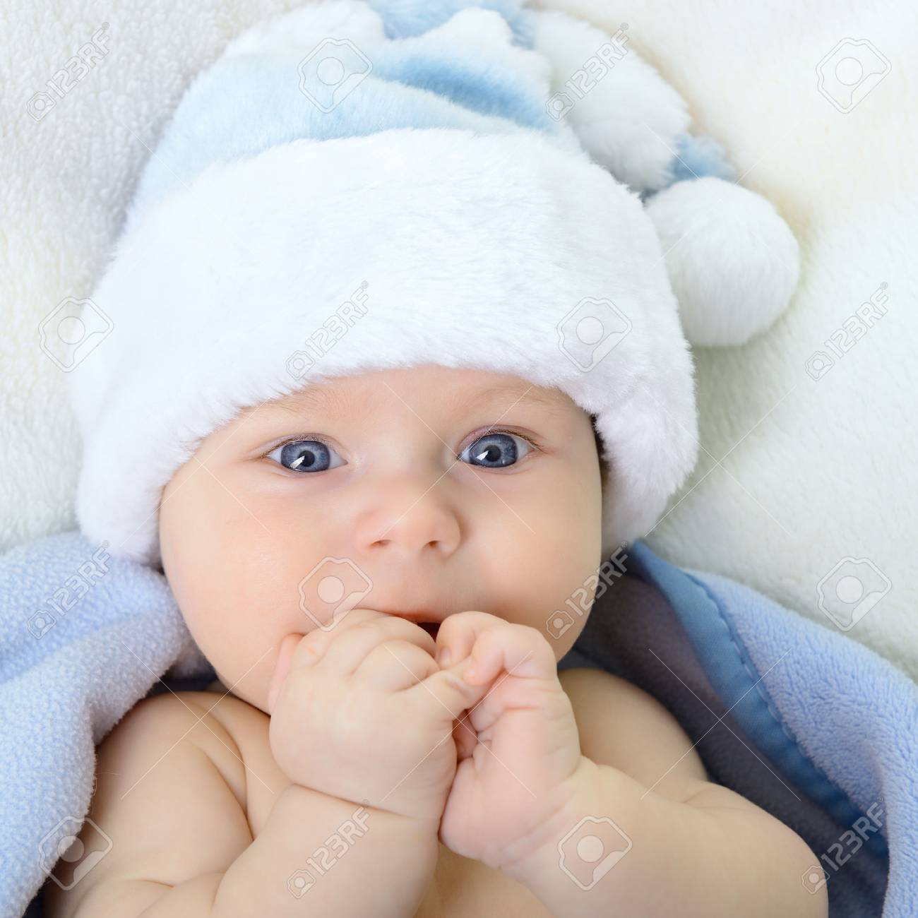 Noel Mignon Petit Garcon Beau Bebe Dans Le Chapeau De Pere Noel Et Plaid Bleu Doux Avec L Expression Positive Vif Banque D Images Et Photos Libres De Droits Image Noel Mignon Petit Garcon Beau Bebe Dans Le Chapeau De Pere Noel Et Plaid Bleu Doux Avec L Expression Positive Vif Banque D Images Et Photos Libres De Droits Image