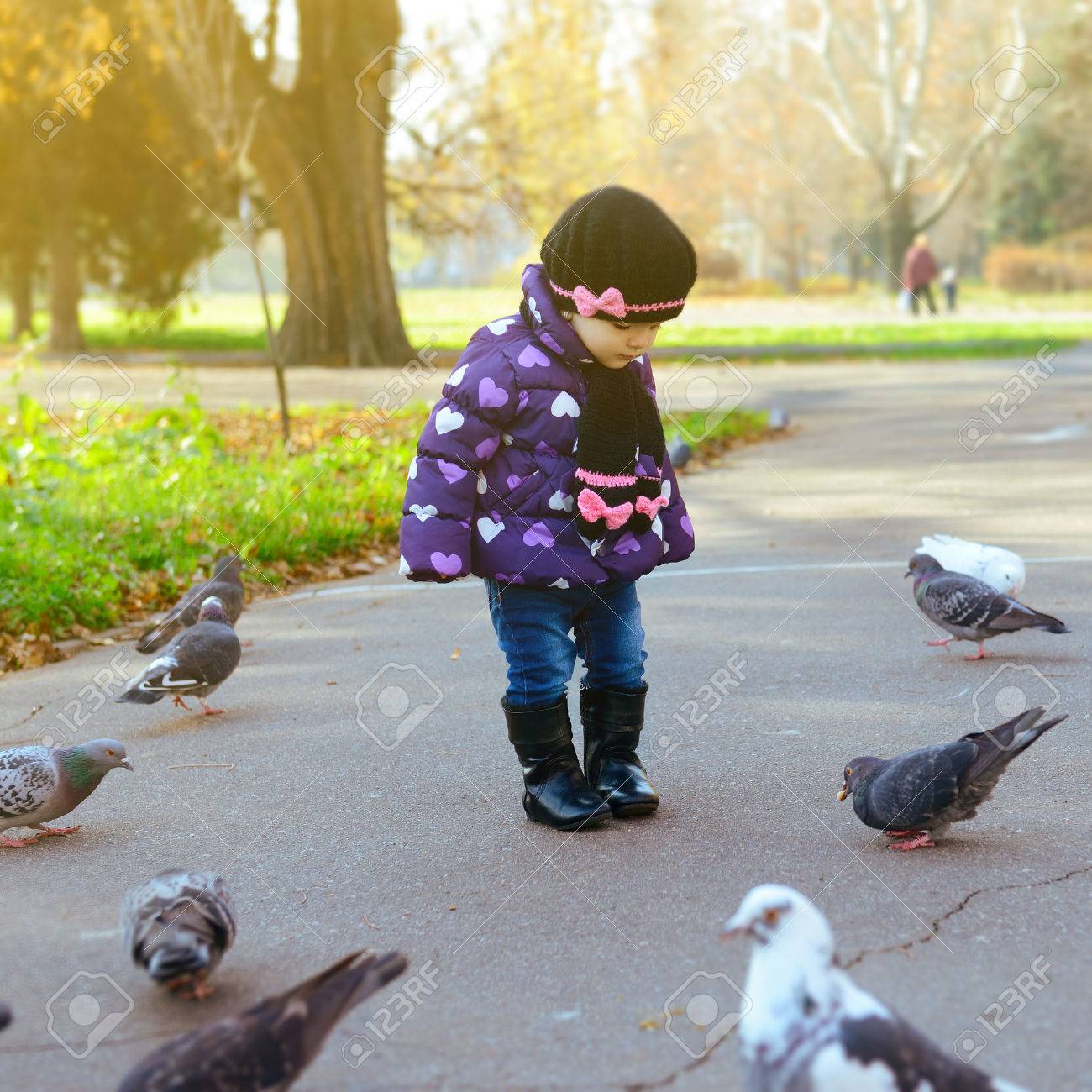 Mignon Mode Bebe Fille Alimentant Un Pigeons Dans Le Parc De L Automne Banque D Images Et Photos Libres De Droits Image