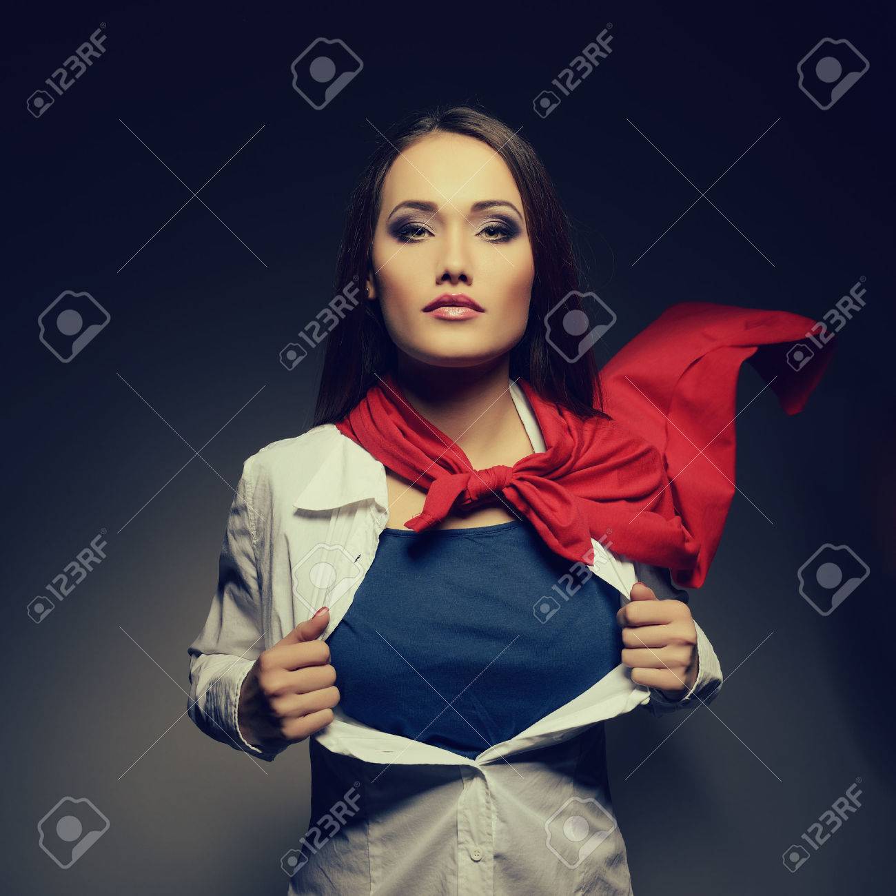 Superwoman. Bastante Joven Mujer Abriendo Su Camisa Como Un Mujer Bonita Joven Abriendo Su Camisa Como Un Superhéroe