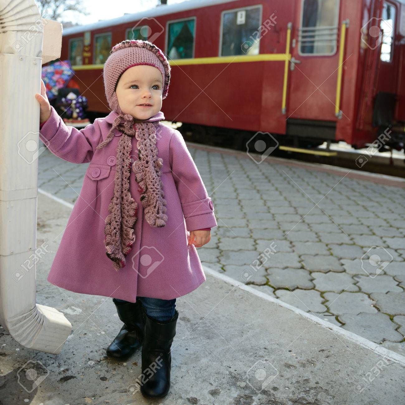 Petite Fille Mignonne Prete De Vacances Sur La Station De Chemin De Fer Mannequin Bebe Fille Aller Sur Les Voyages Banque D Images Et Photos Libres De Droits Image