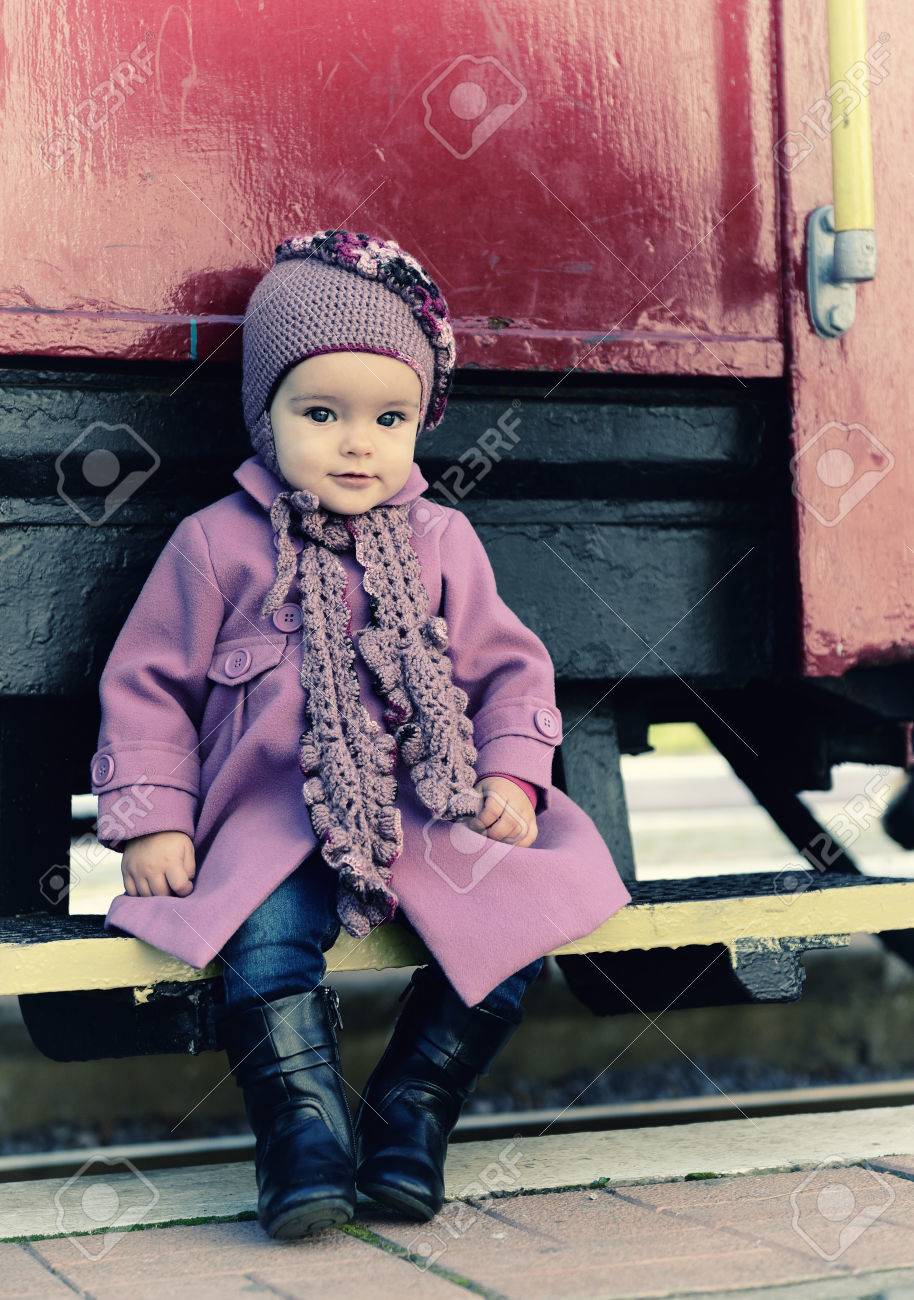 かわいい女の子の休暇駅に準備ができて 赤ちゃんの女の子の