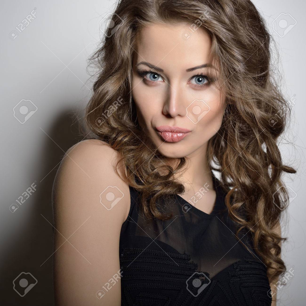 新鮮な美しい少女 セクシーな女性 ファッションの女の子 魅力的な若い白人青い目の女性 きれいな健康的な肌を持つ女性の顔 の写真素材 画像素材 Image