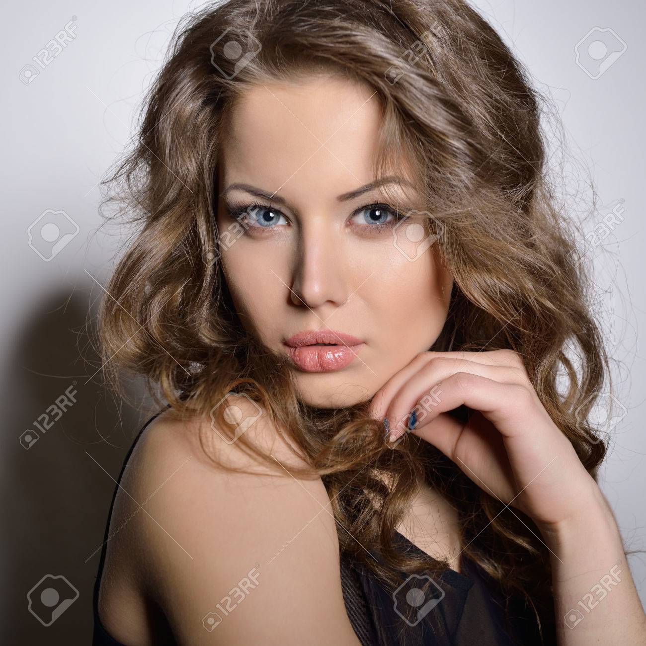 新鮮な美しい少女 セクシーな女性 ファッションの女の子 魅力的な若い白人青い目の女性 きれいな健康的な肌を持つ女性の顔 の写真素材 画像素材 Image