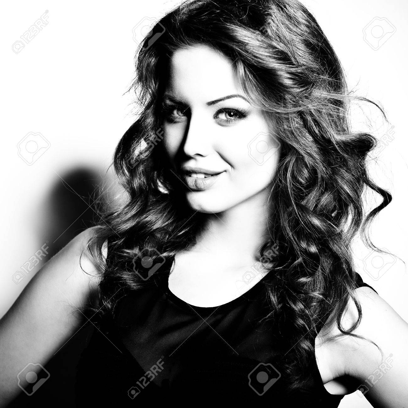 新鮮な美しい少女 セクシーな女性 ファッションの女の子 魅力的な若い白人青い目の女性 きれいな健康的な肌を持つ女性の顔 ブラック ホワイト の写真素材 画像素材 Image