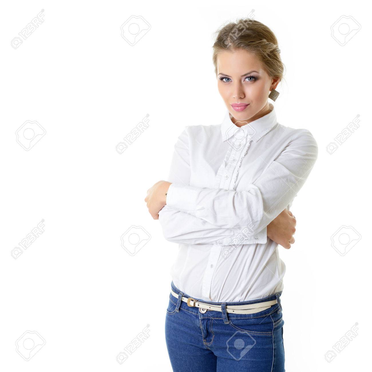 Atractiva Chica De Moda En Pantalones De Mezclilla, Camisa JEANS BLANCOS CON CAMISA DE MEZCLILLA | Camisas de mezclilla