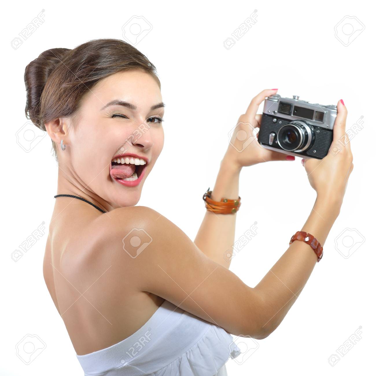 美しい少女を引き継ぐ彼女のセルフ写真レトロな写真カメラで白 の写真素材 画像素材 Image