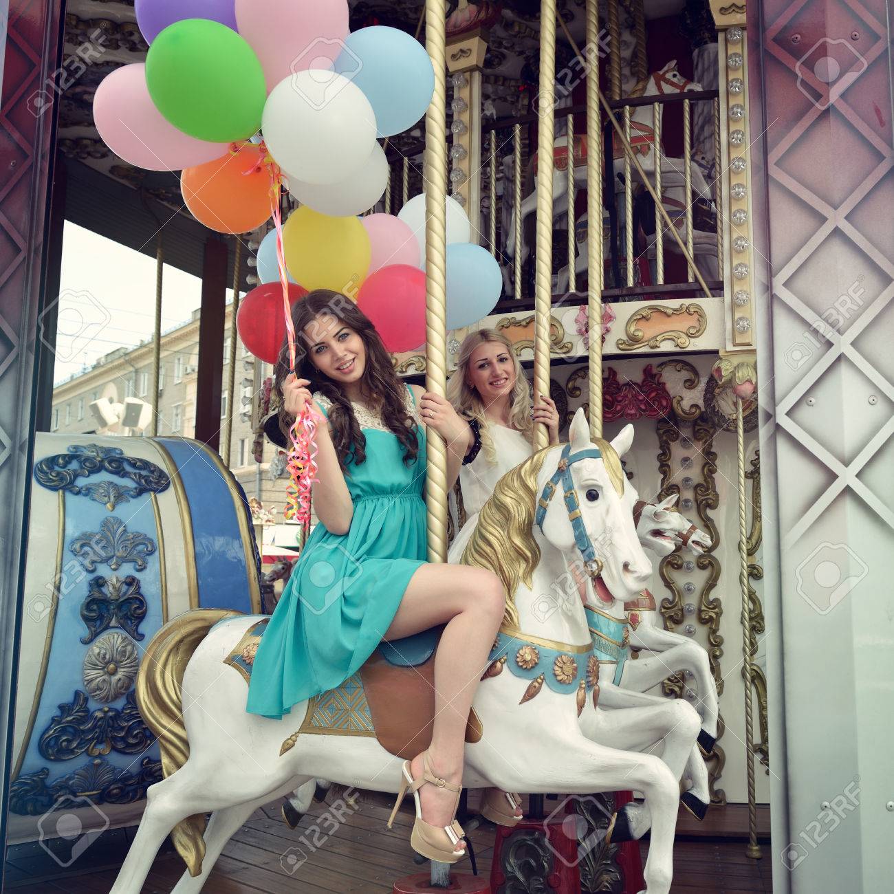 リヤドロ　メリーゴーランドに乗る少女　刻印あり メリーゴーランドに乗る女子小学生 (7歳) Stock Photo | Adobe Stock