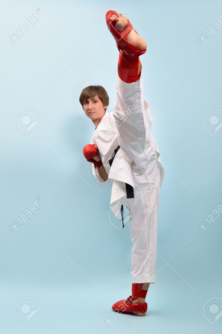 空手少女の戦い黒帯 青い背景のスタジオでの世界のチャンピオンを持つ若い女性を撮影 の写真素材 画像素材 Image