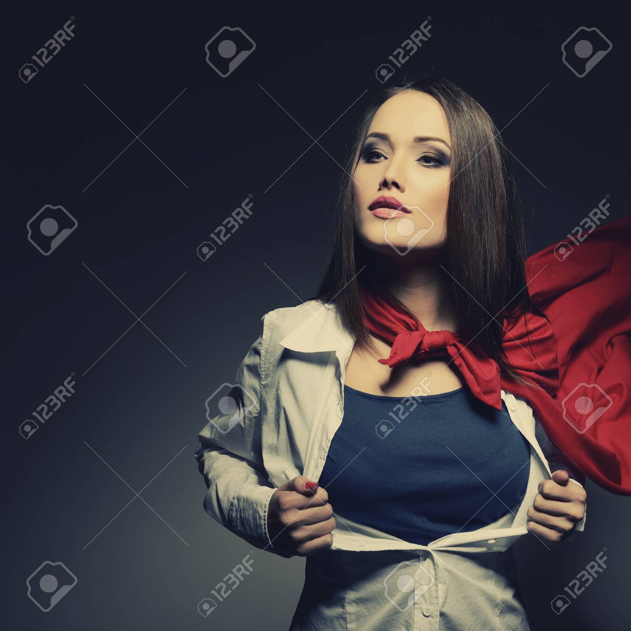 Mujer Bonita Joven Abriendo Su Camisa Como Un Superhéroe Mujer Bonita Joven Abriendo Su Camisa Como Un Superhéroe