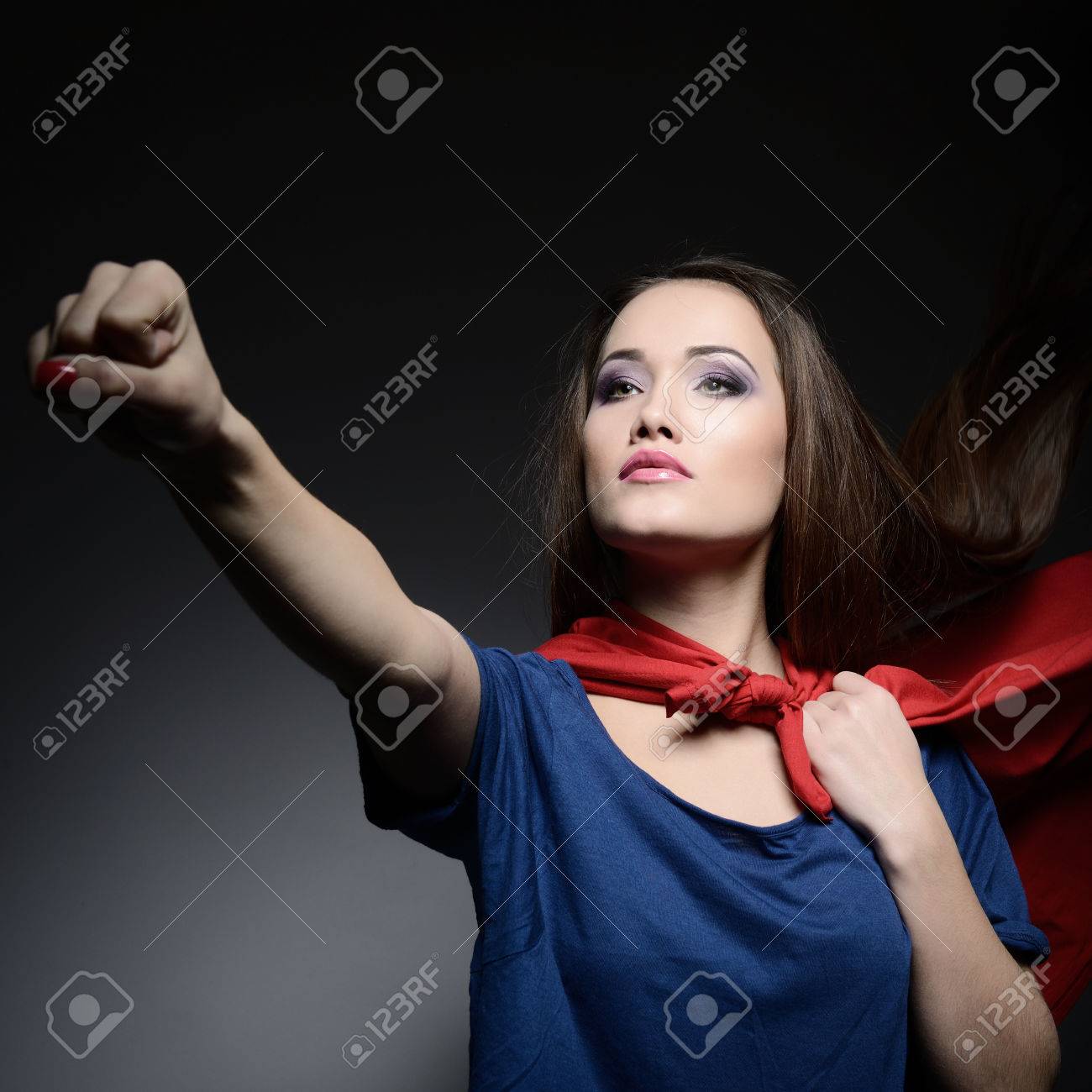 Superwoman. Mujer Bonita Joven Abriendo Su Camisa Como Un Mujer Bonita Joven Abriendo Su Camisa Como Un Superhéroe