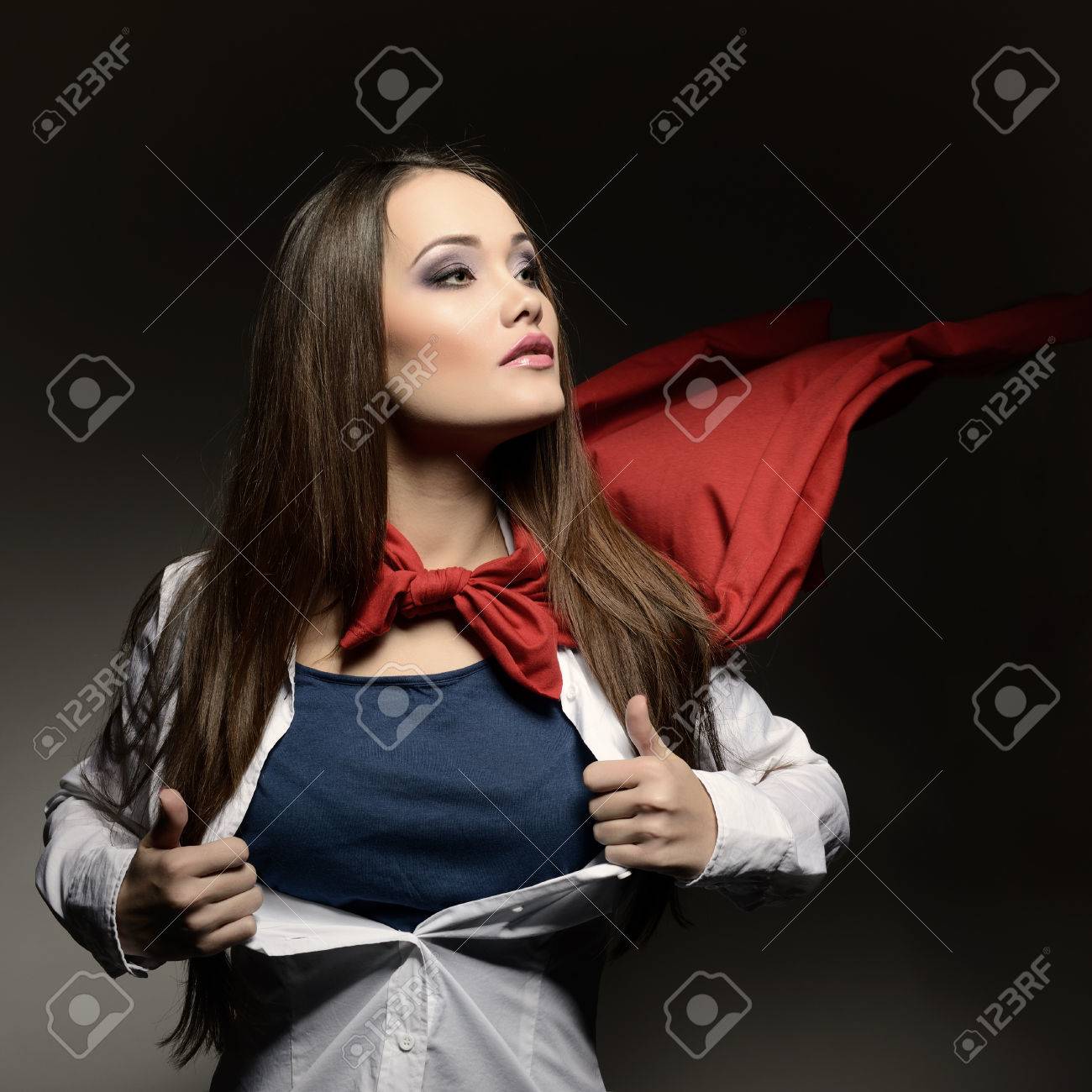 Superwoman. Mujer Bonita Joven Abriendo Su Camisa Como Un Mujer Bonita Joven Abriendo Su Camisa Como Un Superhéroe