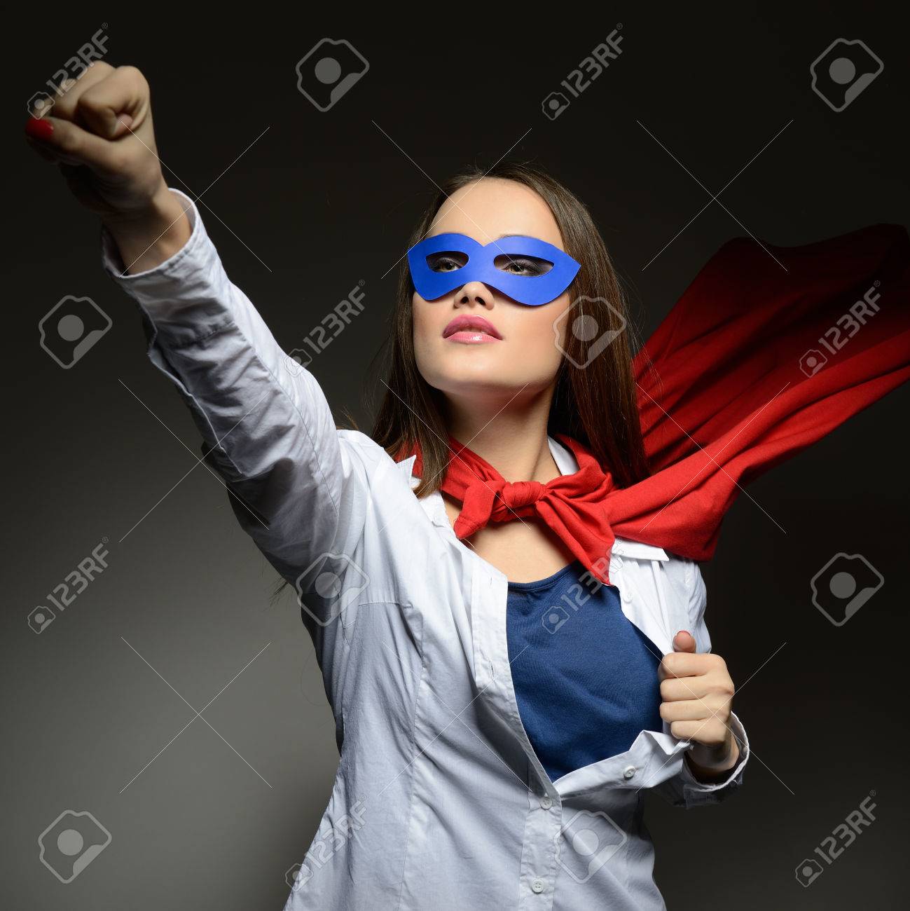 Mujer Bonita Joven Abriendo Su Camisa Como Un Superhéroe Mujer Bonita Joven Abriendo Su Camisa Como Un Superhéroe