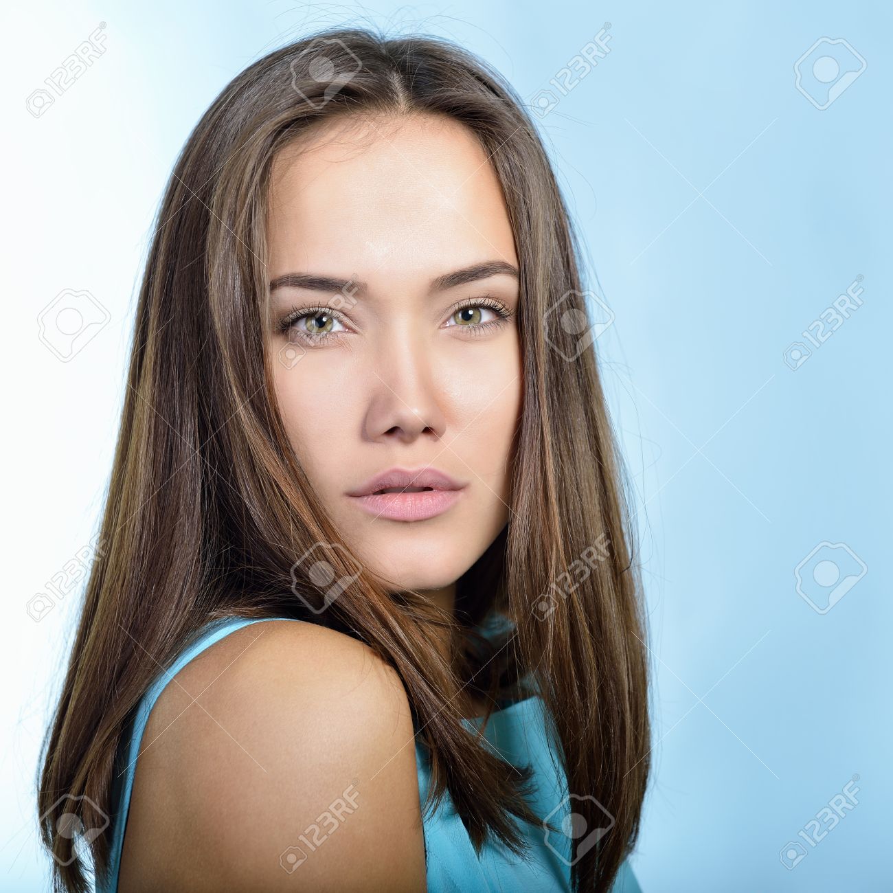 素晴らしい女性 完璧な女性の美しさ きれいな肌 健康な髪とカリスマ性を持つ少女 美しい女性の肖像画 の写真素材 画像素材 Image